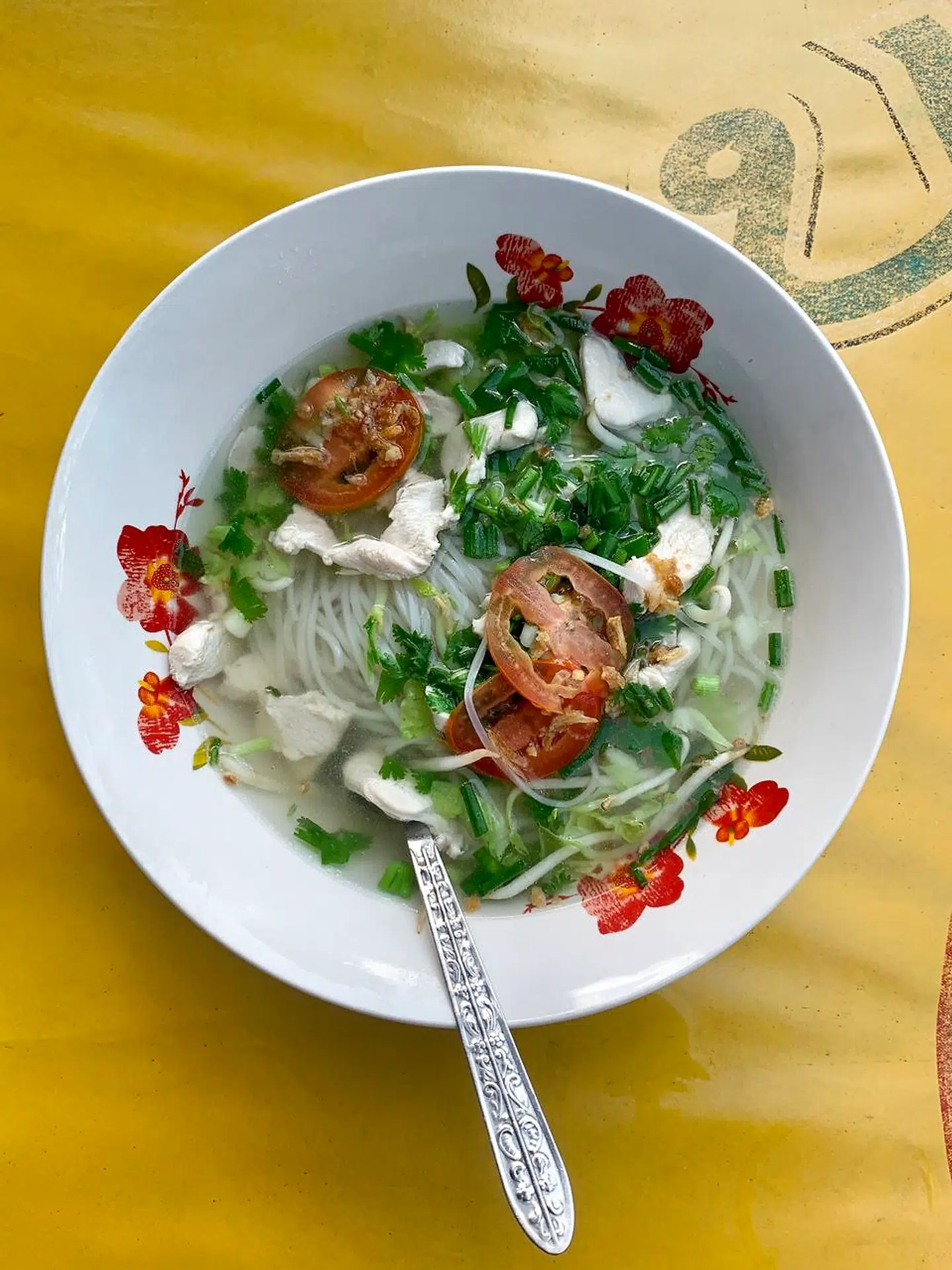 Det laotiske køkken byder på mange friske urter i maden. En god og billig nudelsuppe er altid en fornøjelse at spise i denne del af verden.