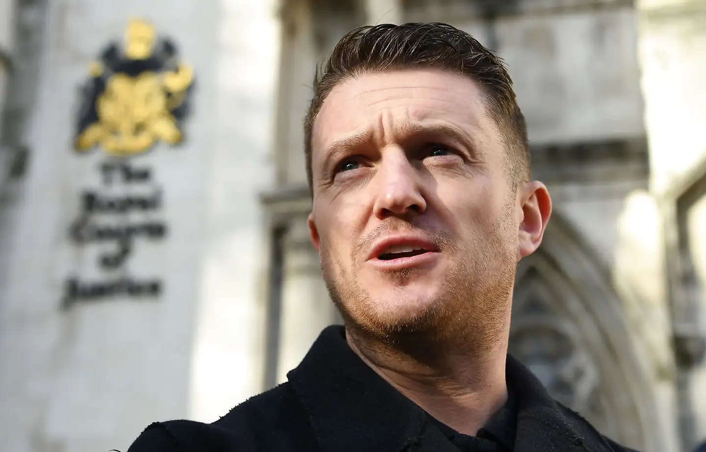 Danske politikere er bekymrede over Facebooks beslutning om, at kun folketingsmedlemmer må omtale den højreorienterede aktivist Tommy Robinson uden risiko for at blive sanktioneret.
