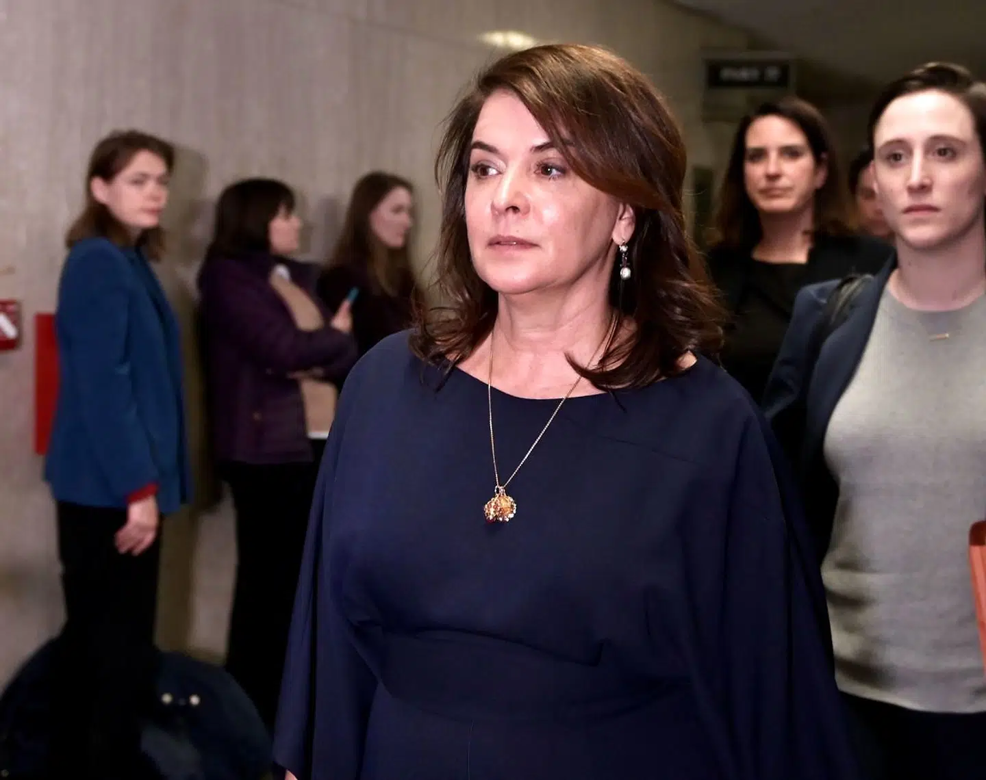 Et af Weinstein-sagens markante vidner, skuespilleren Annabella Sciorra, forlader retten på Manhattan. Hun fortalte under ed, hvordan Harvey Weinstein i 1993 angiveligt trængte ind i hendes lejlighed og begik fuldbyrdet voldtægt. Sagen er forældet, men vidneudsagnet skal understøtte anklagerens påstand om et mønster hos Weinstein.