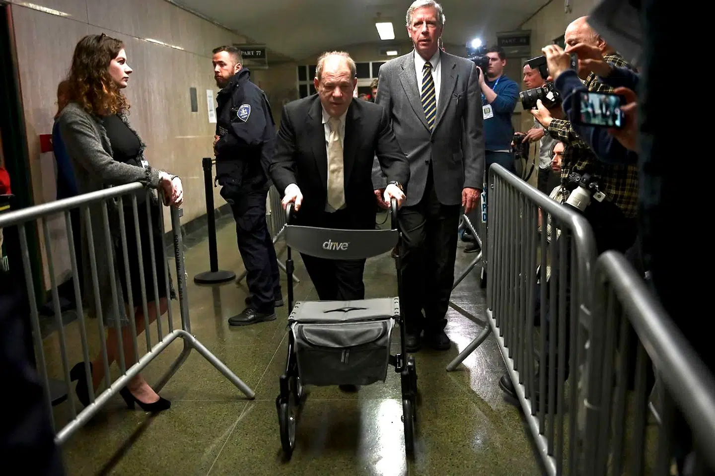 67-årige Harvey Weinstein har de seneste måneder brugt enten rollator eller gangstativ efter en rygoperation.
