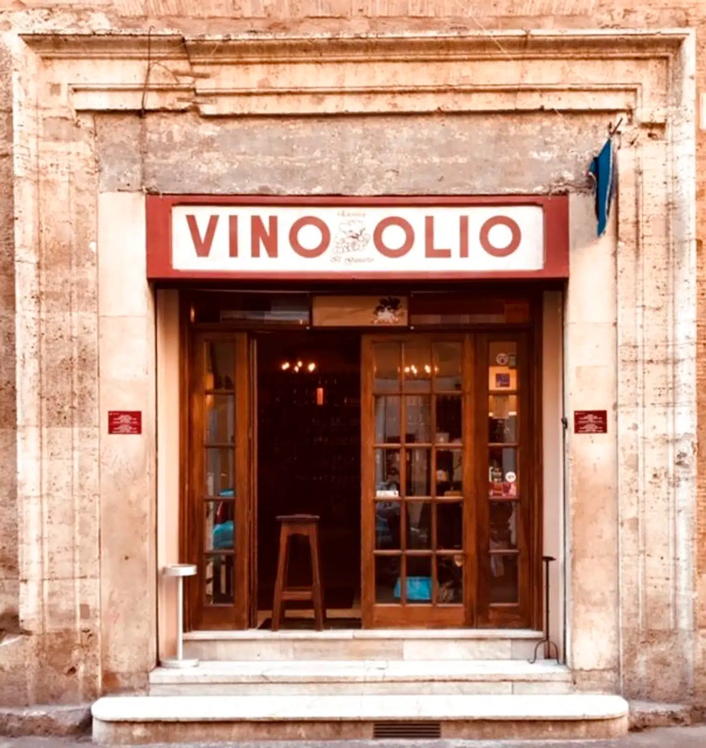 Sammen med brød er vin og olivenolie primære dele af den hellige italienske gastronomiske treenighed.