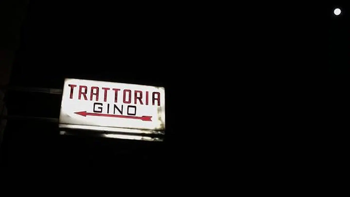 Mens månen ser til, viser pilen vej til Trattoria Gino, som nok ikke er byens bedste trattoria, men som absolut er et af de hyggeliste og mest stemmingsmættede.