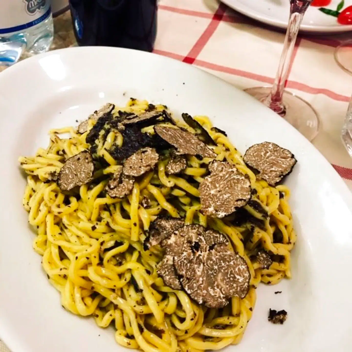 Tagliolini med trøfler på »Fiaschetteria Beltramme«, der optræder på side 74 i »Spis i Rom«.