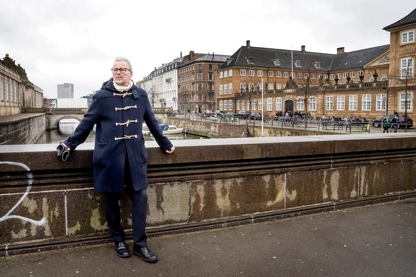 »København mangler et centrum. Centrum er jo i virkeligheden kulturkvarteret omkring Nationalmuseet og Christiansborg, hvor der er 850 års historie, men det er et sted uden særlig mange cafeer, opholdssteder og toiletter. Det er ikke et hænge-ud-sted,« siger Rane Willerslev.