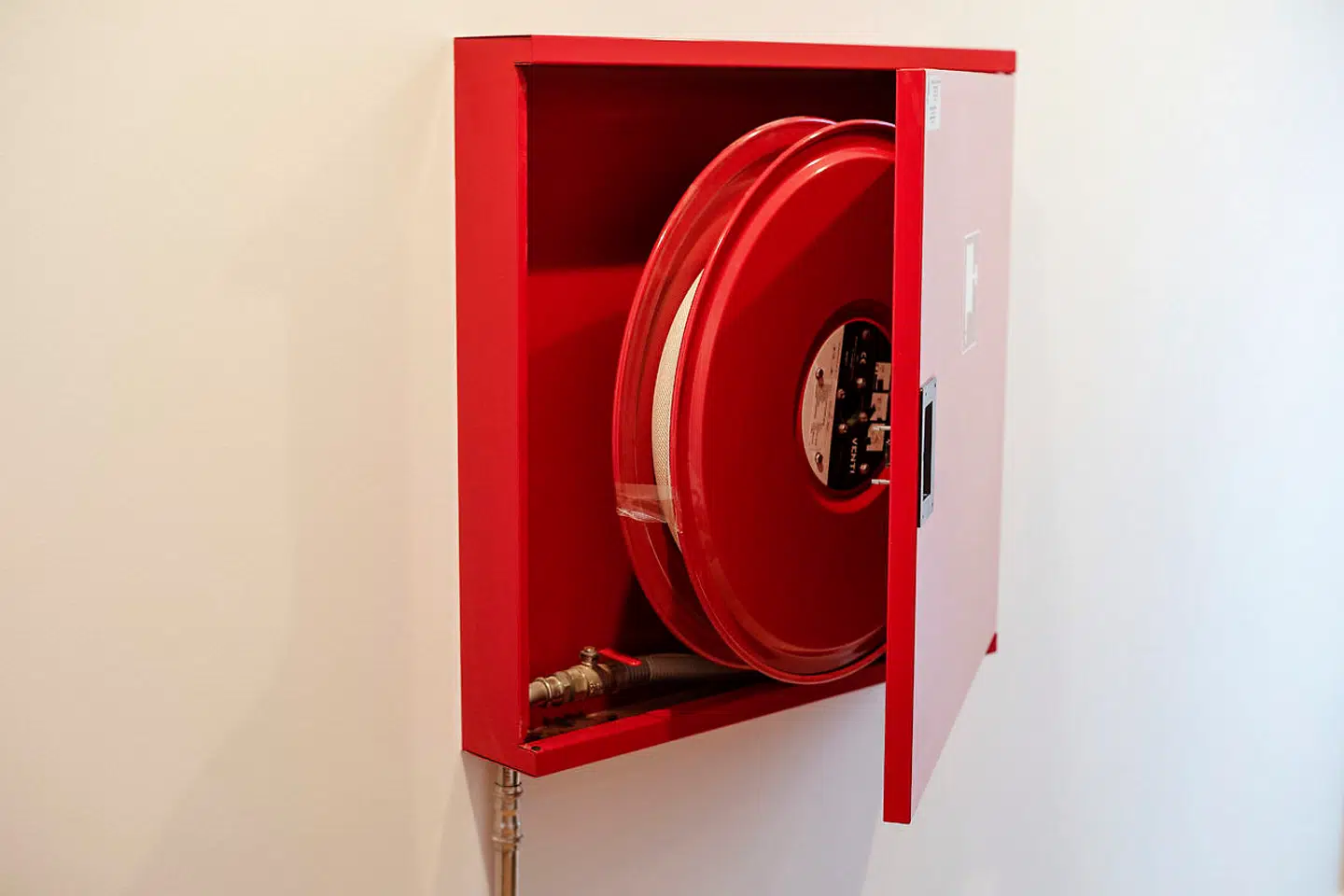 DNA-sporet blev fundet på brandhanen her, fortæller blandt andre Anders Sørensen.