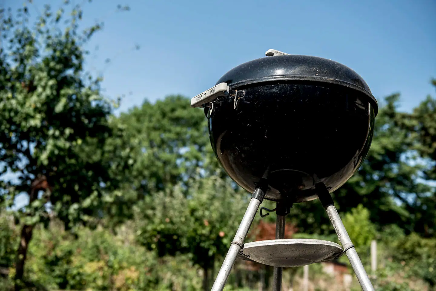 Den kugleformede Weber-grill er at finde i mange danske baghaver. Nu stopper Silvan salget.