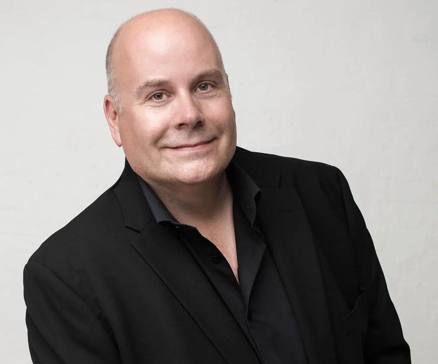 »Vi har det lidt, som når vi sidder foran fjernsynet derhjemme – det distraherer ikke, hvis vi sidder og drikker og snakker lidt. Jeg er bange for, at den kultur bliver større og større, for så er det klart, at der er noget, der går fløjten,« siger operasangeren Jens-Christian Wandt.