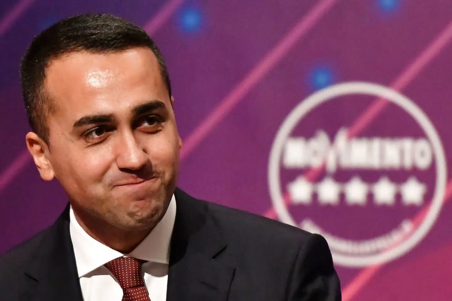 Luigi Di Maio har valgt at trække sig som leder af Femstjernebevægelsen. Men den unge politiker bliver på posten som udenrigsminister, mens han venter på bedre tider.