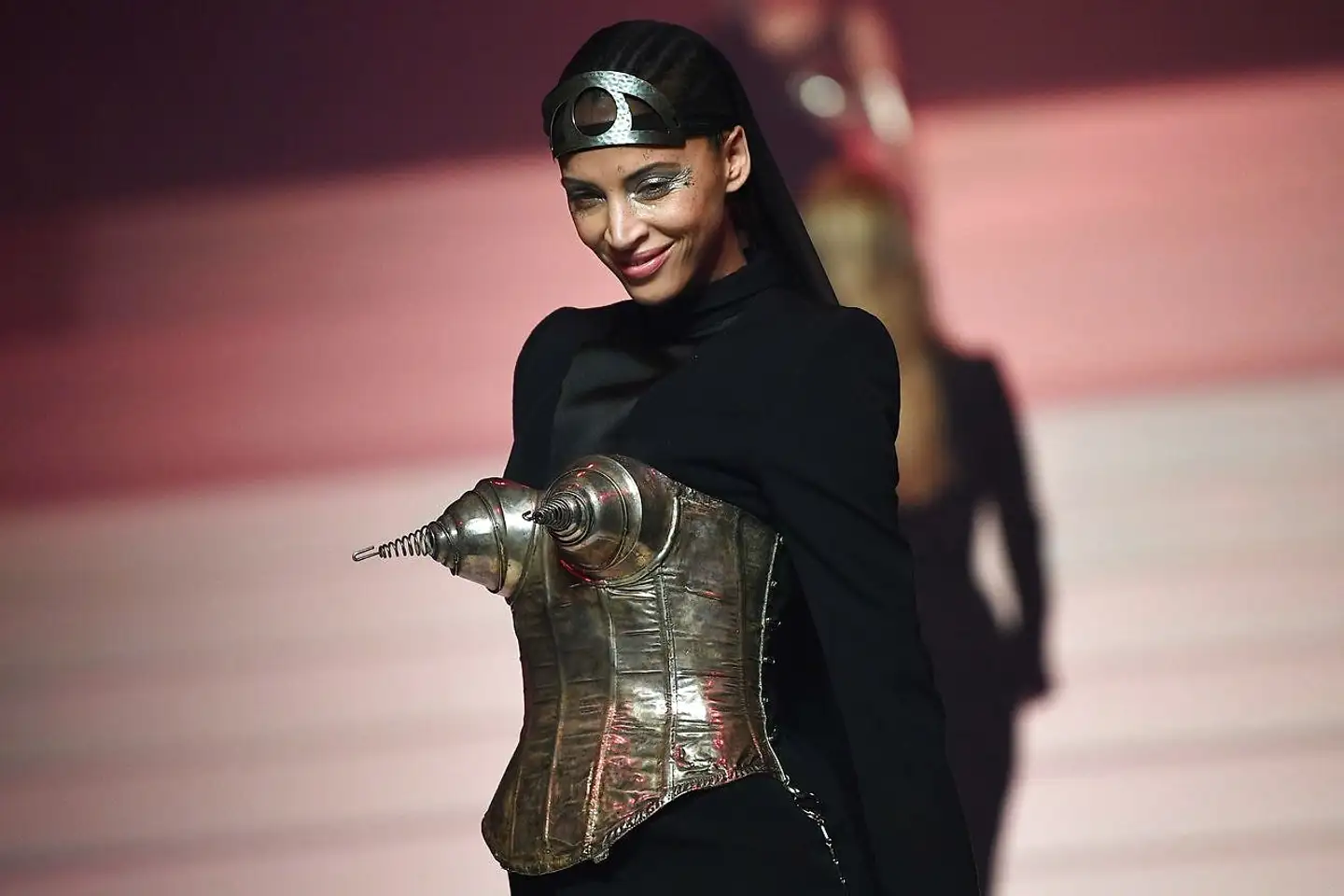 En af Jean Paul Gaultiers ikoniske kreationer er den såkaldte »cone bra.« Den har set meget forskellig ud gennem hans karriere – her er det den franske skuespiller og model Noémie Lenoir, der bærer en udgave af den.