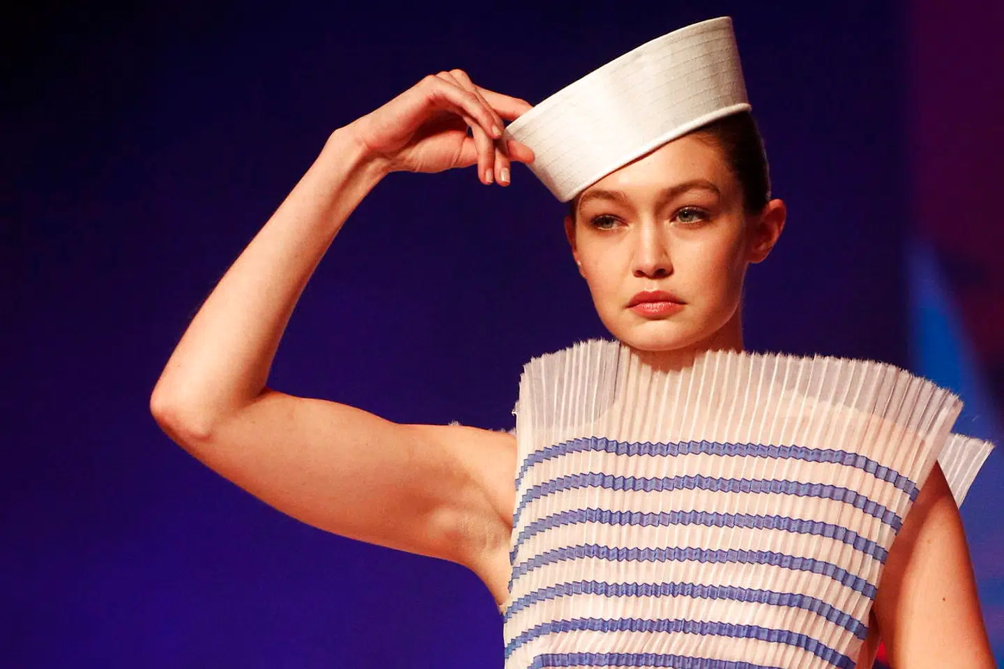 Den amerikanske model Gigi Hadid på catwalken.