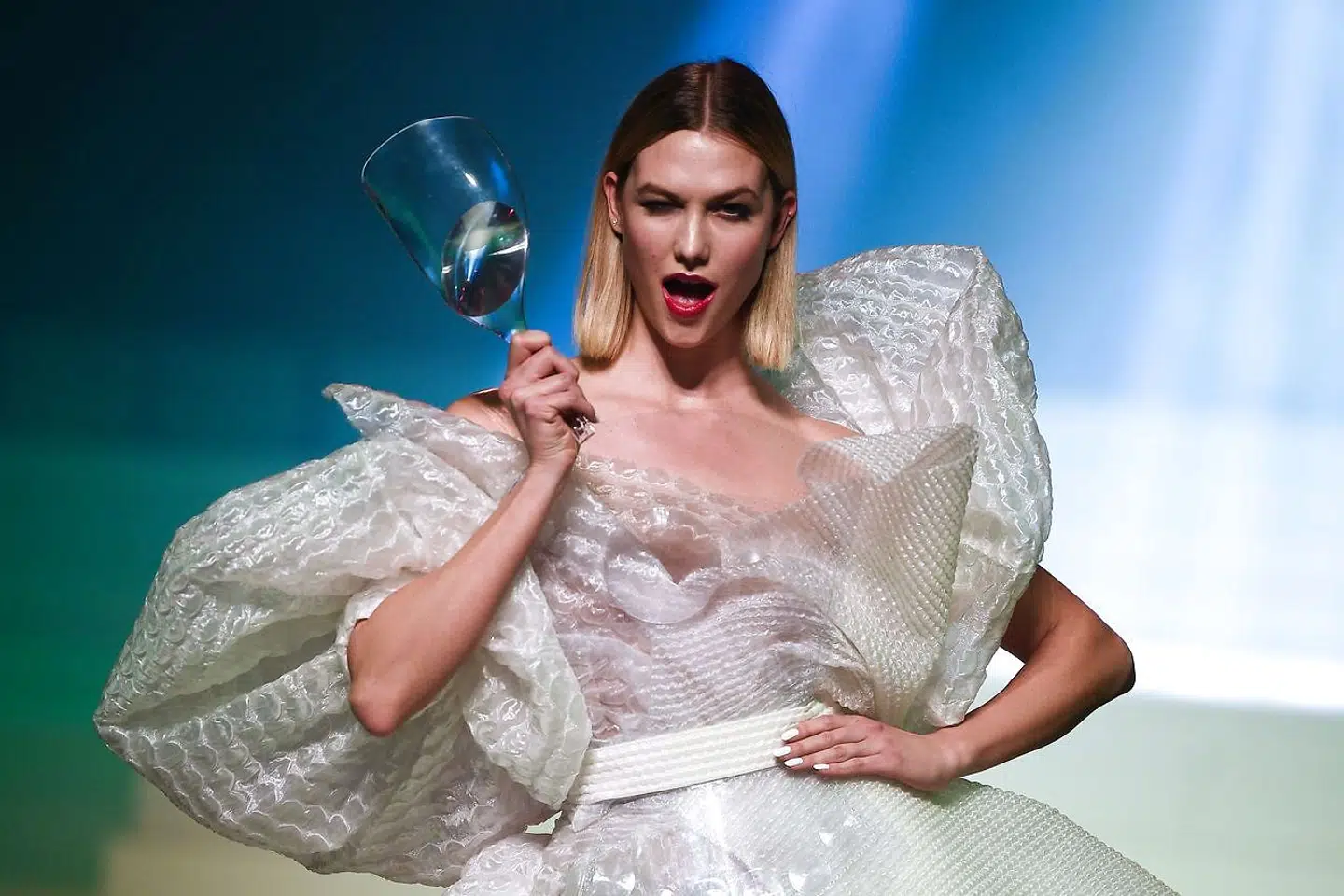 Den amerikanske model Karlie Kloss på catwalken.