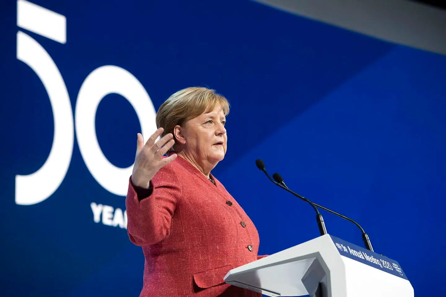 Kansler Angela Merkel advarede på World Economic Forum om, at målene fra FNs klimaaftale i Paris skal efterleves af hensyn til klodens overlevelse.