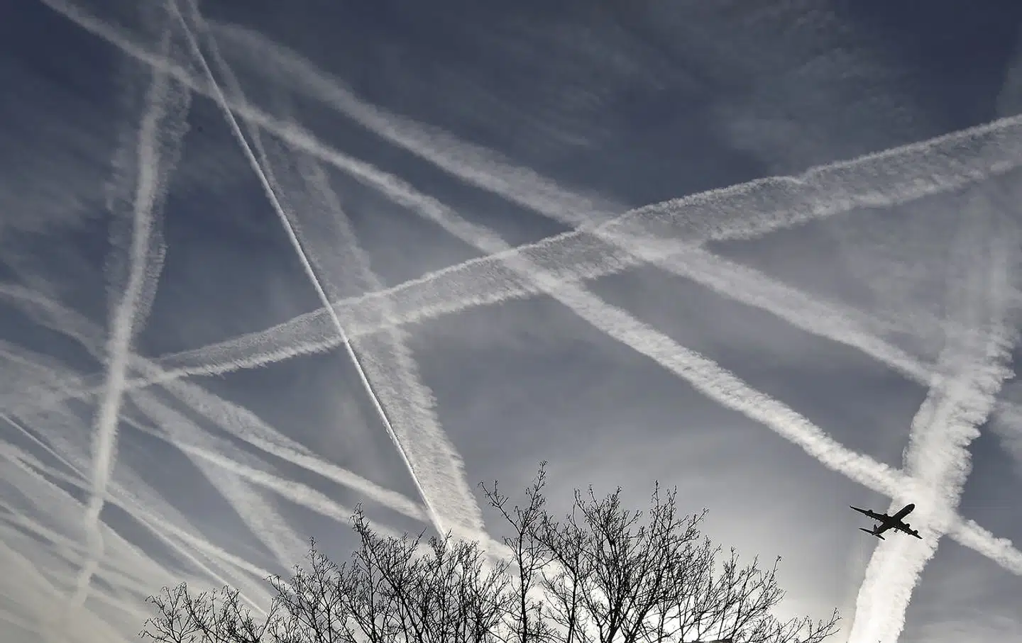 I mange tilfælde breder de såkaldte contrails eller flystriber fra flymotorer sig ud og skaber enorme arealer med højtliggende cirrusskyer, som holder på solens varme. Den voksende globale flytrafik vil skabe langt flere af de varmefangende skyer.