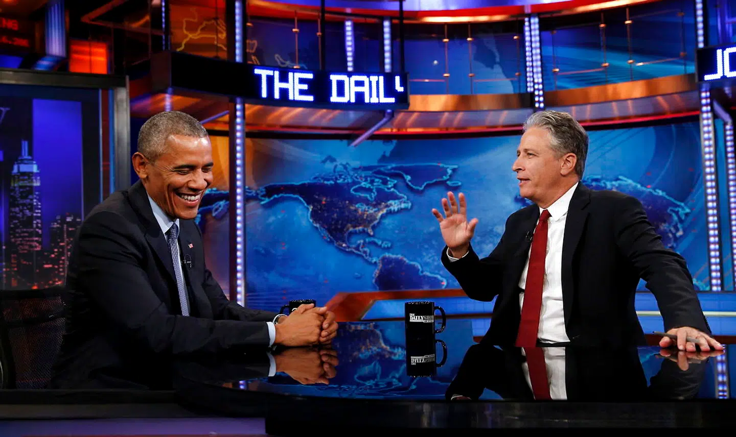 Jon Stewart (th.), der var vært på The Daily Show indtil 2015, ses her med daværende præsident Barack Obama. 29. maj er Stewart tilbage med filmen »Irresistible«.