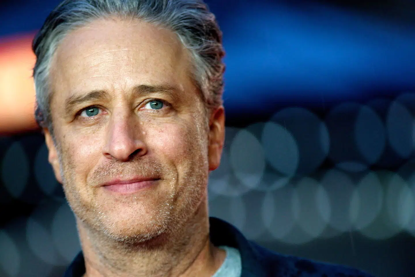 Jon Stewart var i 17 år vært på »The Daily Show«, et satirisk nyhedsshow, hvor han ofte langede ud efter den amerikanske højrefløj, men heller ikke Demokraterne gik fri.