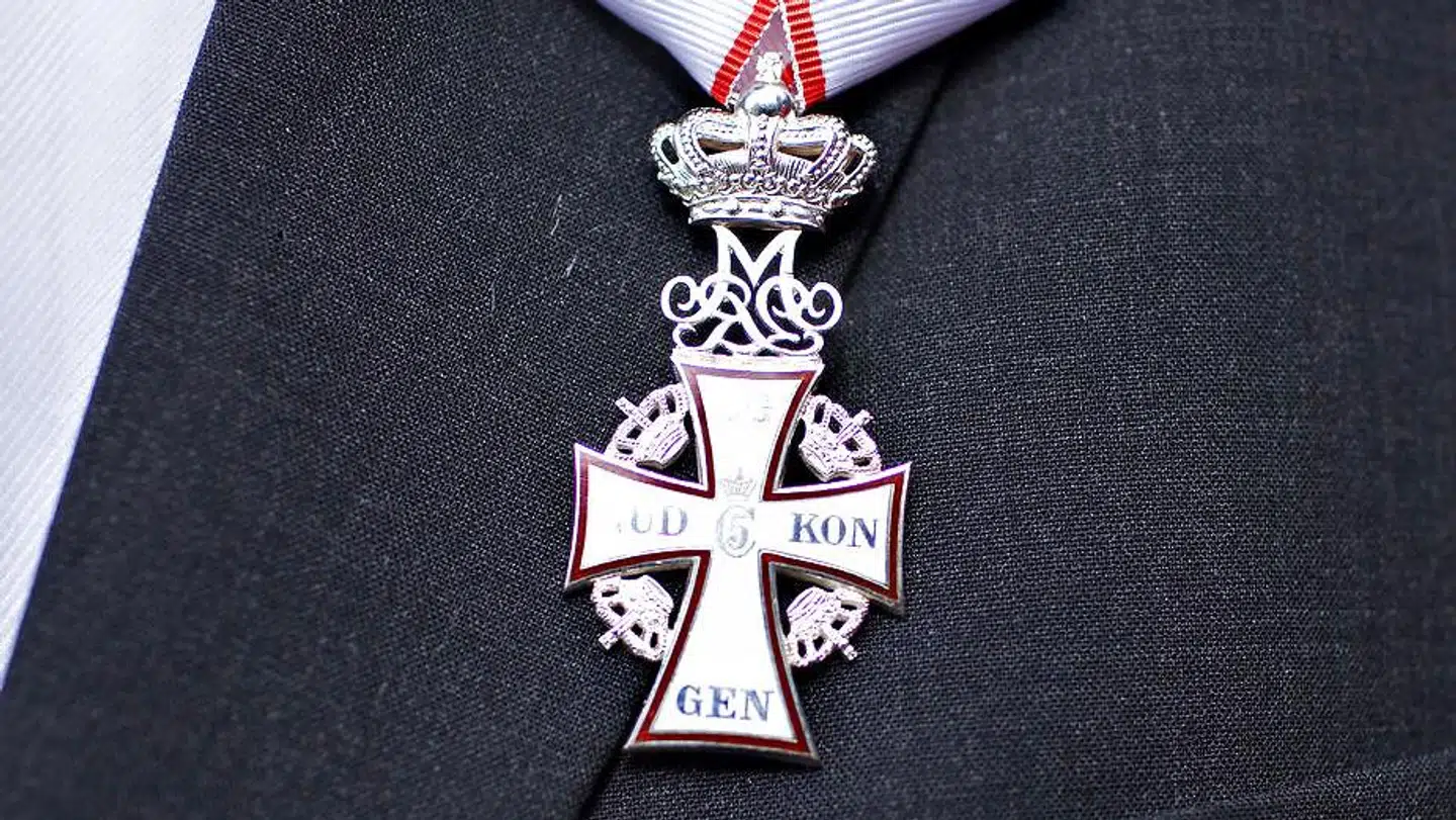 Ridderkorset af Dannebrogordenen på brystet af den nu afdøde stifter af Jysk, Lars Larsen. Han fik ordenen af dronning Margrethe i 2009 og blev i 2017 ophøjet til Ridder af 1. grad af Dannebrogordenen.