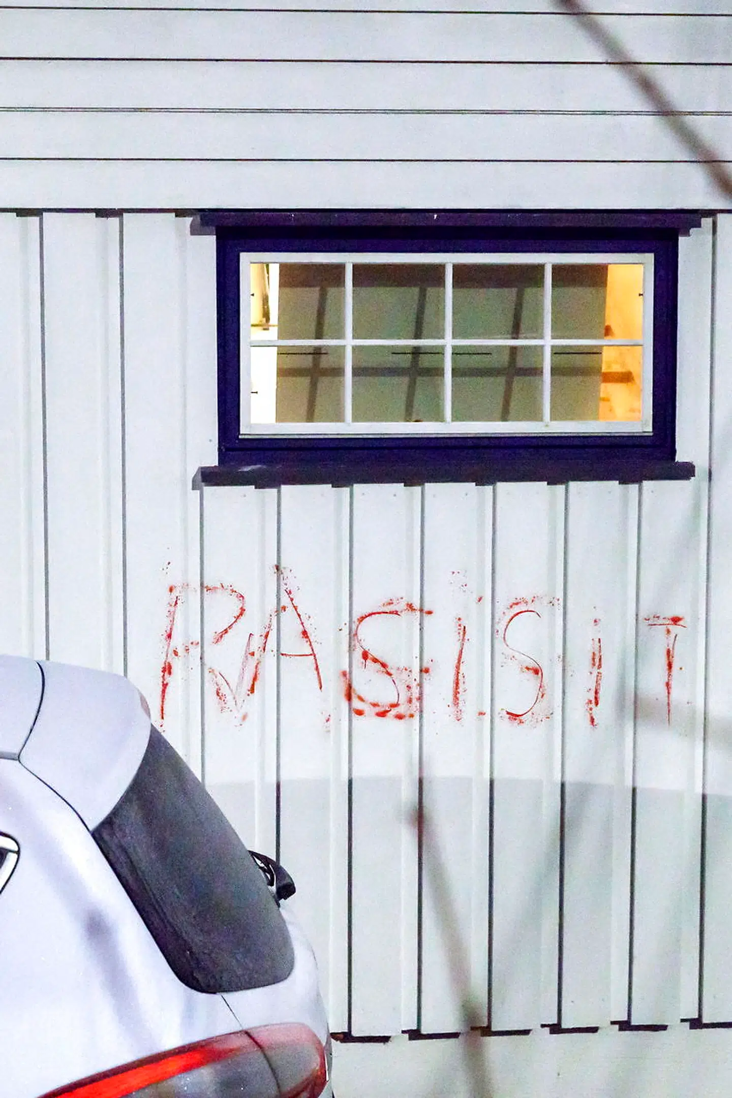 Norsk politi rykkede talstærkt ud, da de første trusler i december 2018 ramte den daværede norske justits- og indvandringsminister, Tor Mikkel Wara. Der blev blandt andet malet et hagekors og skrevet »racist« på ministerens bolig.