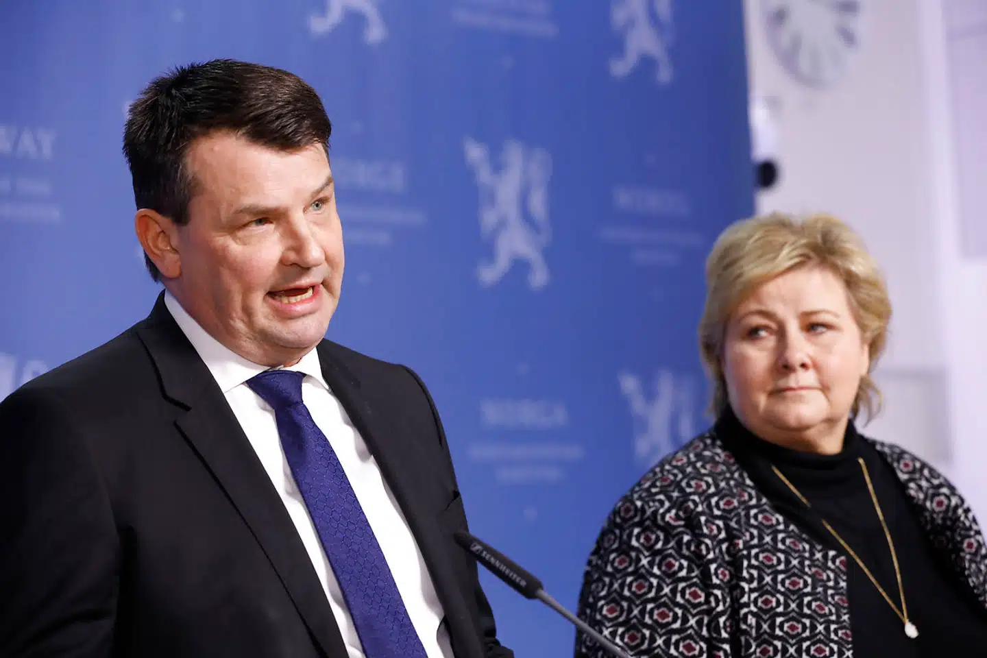 Tor Mikkel Wara måtte trække sig som minister, efter at norsk politi i marts 2019 havde offentliggjort anklager mod ministerens kæreste for at være kvinden bag trusler og ildspåsættelse. Til højre Norges statsminister, Erna Solberg.