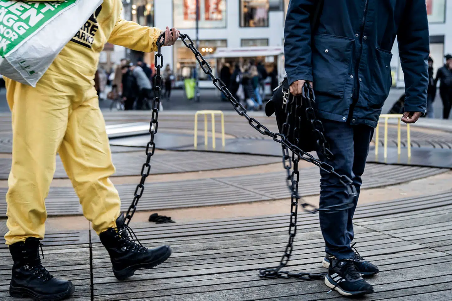 »I og med det er et kunstværk, der foregår på gaden, er det forventet, at folk interagerer med os.«