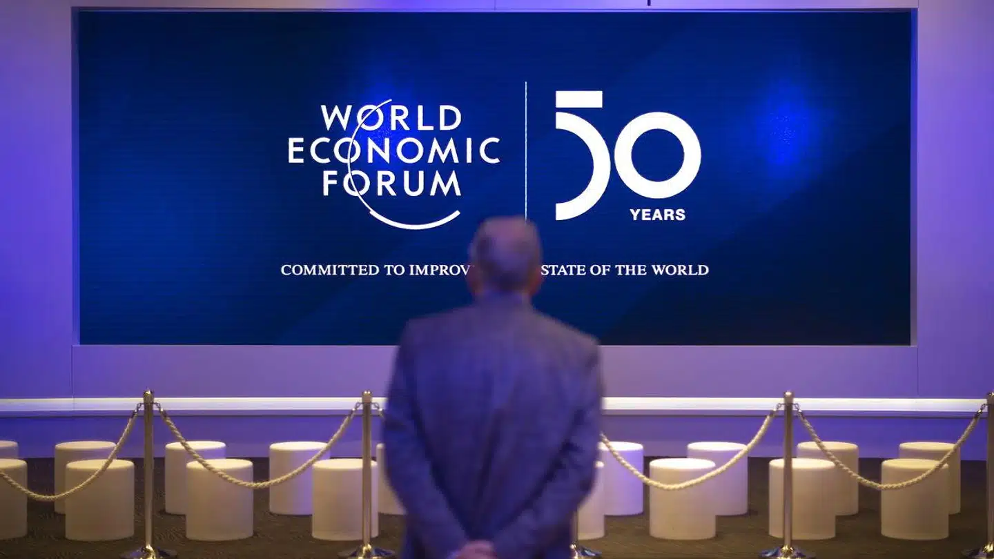 »Konkurrence fremmer virksomheders interesse i at tilfredsstille alle interessenters ønsker. Jo større konkurrence, der er om medarbejderne, desto vigtigere er det at sikre gode arbejdsforhold, meningsfuldt arbejde og god løn,« skriver Martin Ågerup. I denne uge mødes blandt andet politikere og erhvervsledere i Davos til World Economic Forum. EPA/GIAN EHRENZELLER