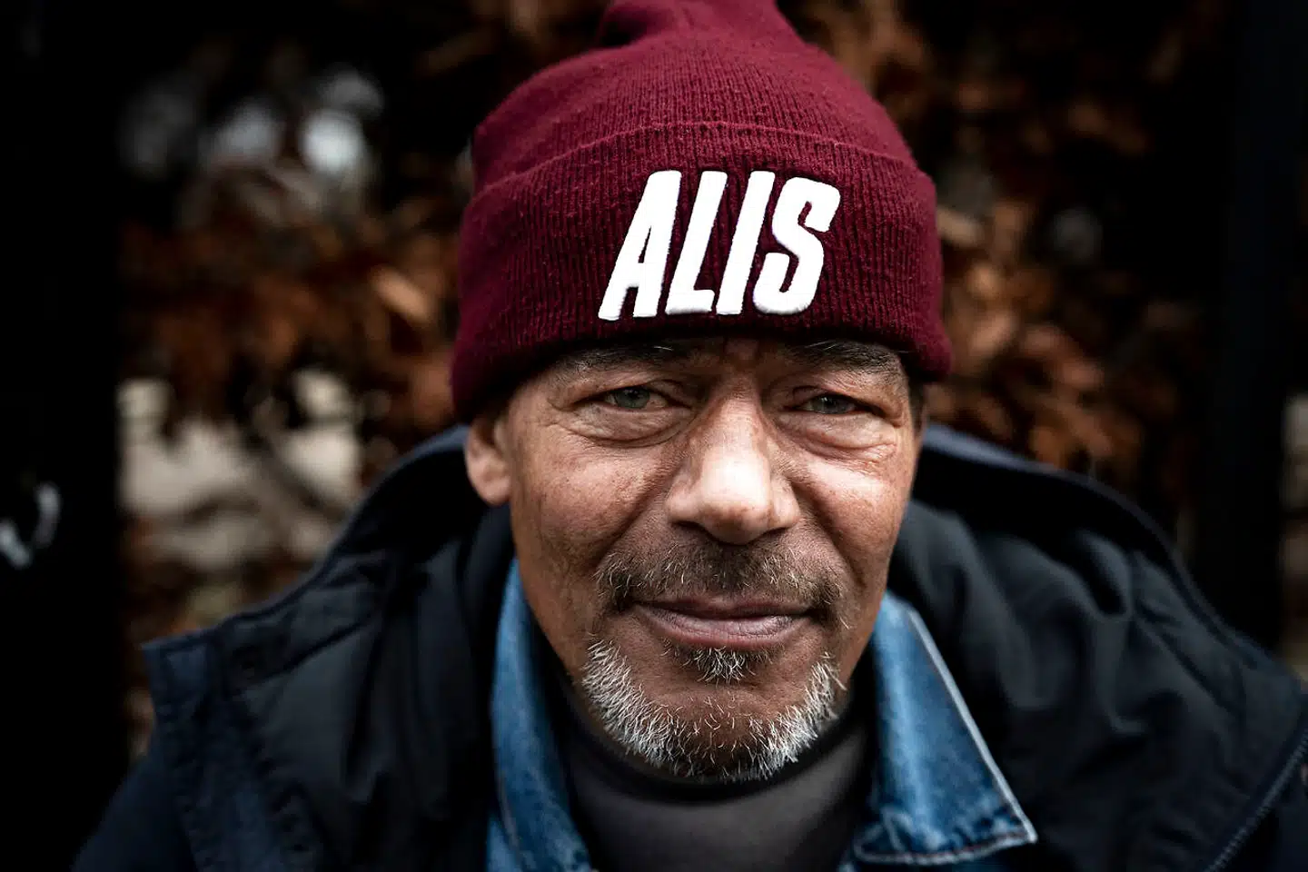 »I de første par år var her rent og pænt, men sidenhen er folk fra nær og fjern begyndt at komme her, og de rydder sgu ikke op efter sig. Så jeg forstår godt, hvis folk synes stedet er blevet en øjebæ,« siger Ronnie Watt, der efter eget udsagn har været en del af gademiljøet på Vesterbro siden han var teenager.