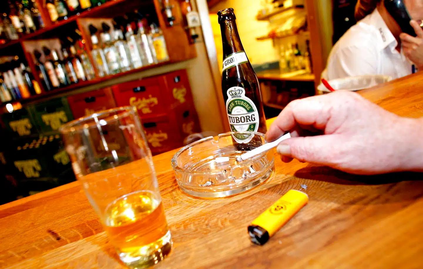 Ca. 140.000 opfylder kriterierne for at være egentligt afhængige af alkohol, hvilket blandt andet vil sige, at man har en voldsom trang til at drikke, bliver dårlig, hvis man ikke får alkohol, og må indtage stadigt mere for at opnå den ønskede effekt.