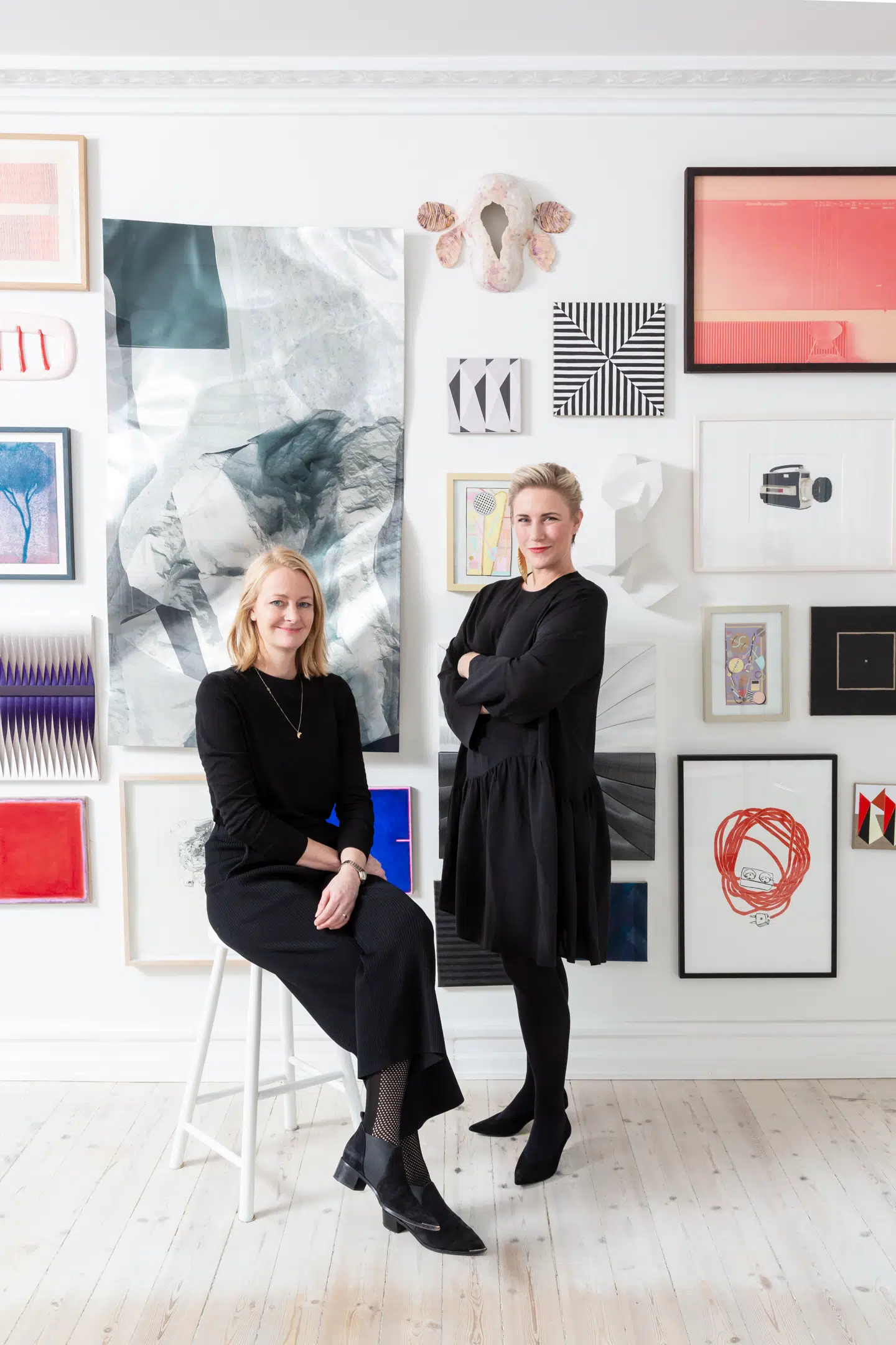 Anne Aarsland (tv) og Mette Helena Rasmussen udstiller løbende kunst i private hjem. Sammen står de bag konceptet Kunstsalonen.