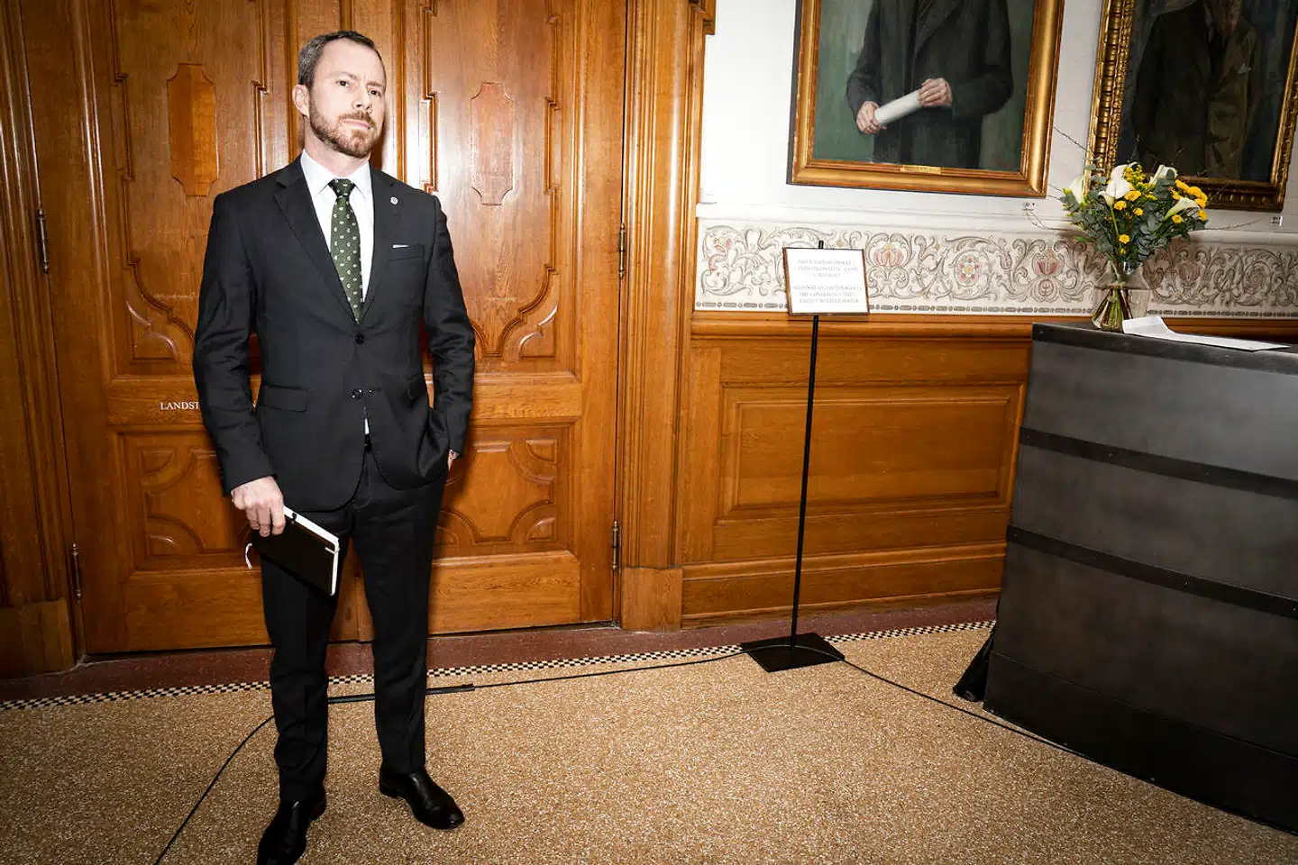 Jakob Ellemann-Jensen (V) tøver med at sætte sin egen dagsorden, og giver dermed regeringen frit løb, skriver Bent Winther.