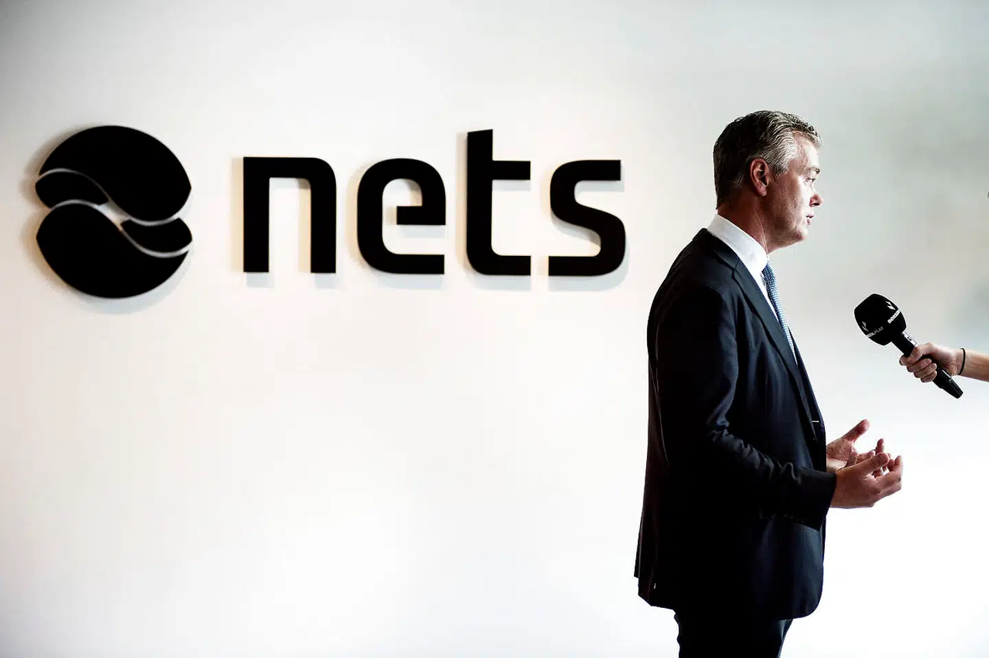 Nets med topchef Bo Nilsson i spidsen skal have fjernet en række dobbeltfunktioner som følge af en stribe opkøb, og derfor bliver der 500 færre stillinger.