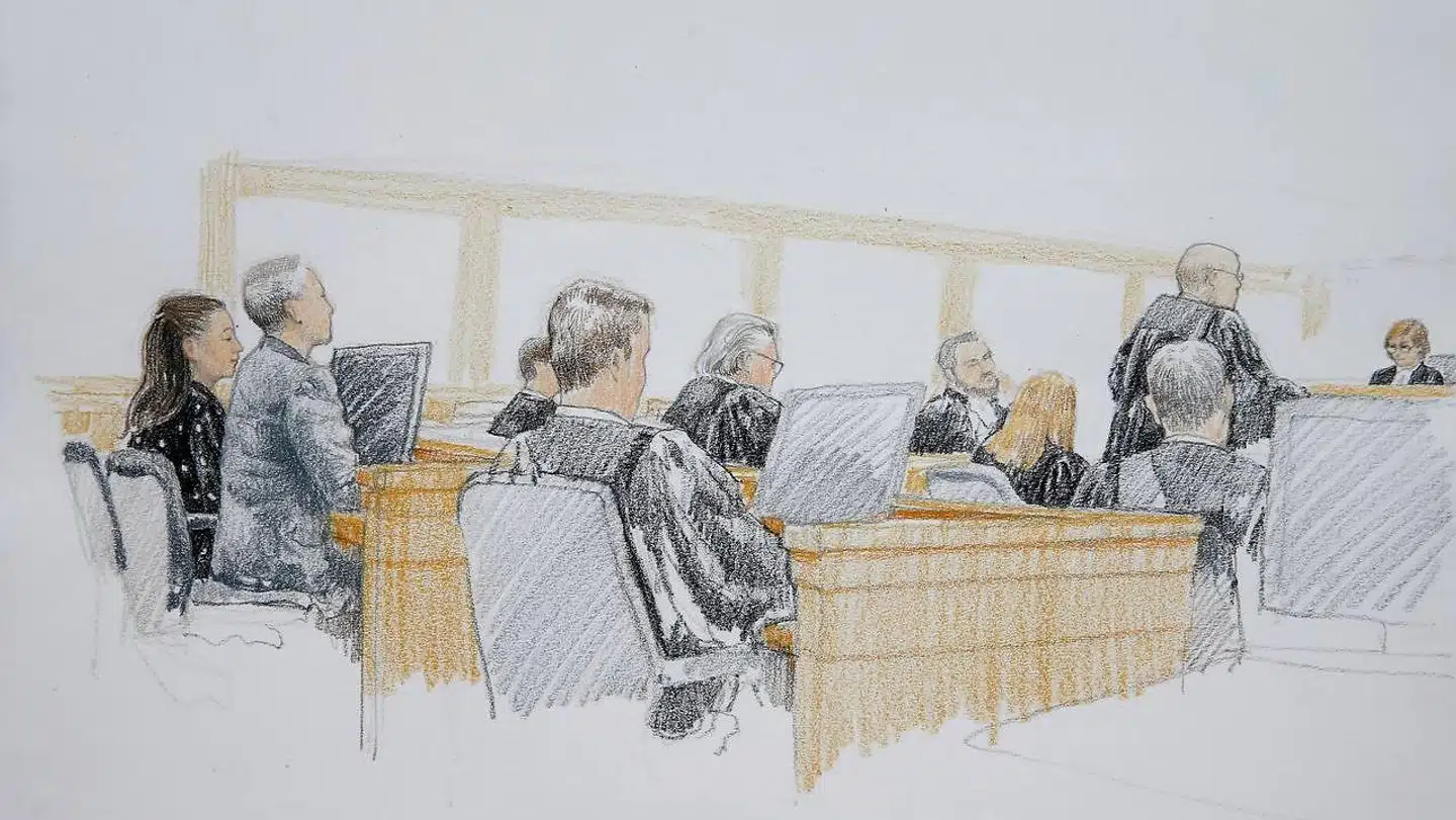 Retssagen mod Meng Wanzhou foregår i British Columbias højesteret, hvor hun sammen med sine juridiske bisiddere sidder bag skudsikkert glas. Tegning: Jane Wolsak/Reuters/Ritzau Scanpix