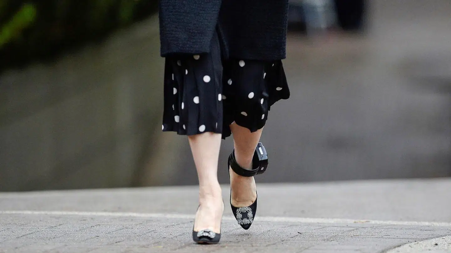 Kort efter sin anholdelse 1. december 2018 blev Meng Wanzhou løsladt mod kaution og fik samtidig fodlænken på, som hun her ses med.