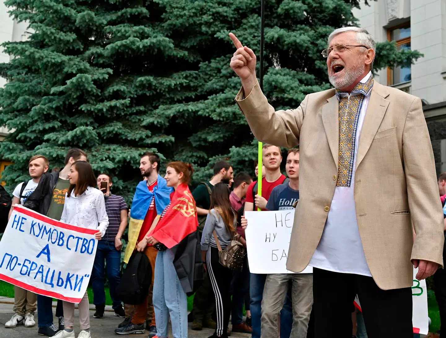 Få dage efter at han kom til magten, begyndte protesterne mod præsident Selenskyj. Blandt andet for hans valg af stabschef, Andrij Bohdan, der bliver beskyldt for at have lidt for tætte bånd til en af landets oligarker og til det tidligere regime. Arkivfoto: Sergei Supinsky/AFP/Ritzau Scanpix