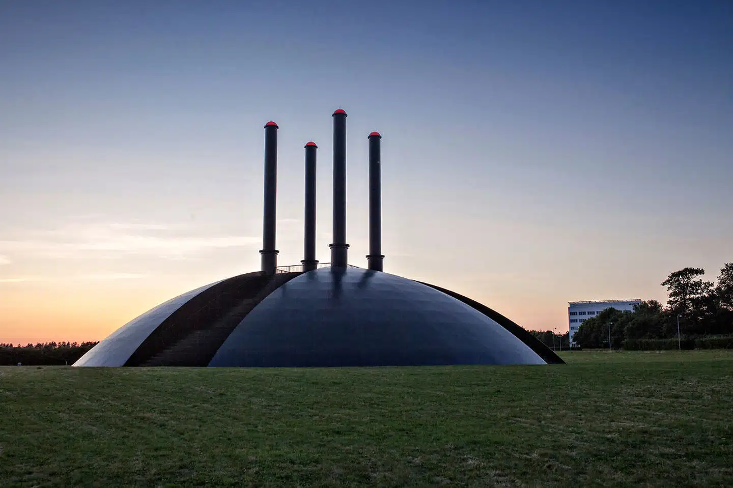 Ikke mange andre steder end i Herning kunne det lade sig gøre at finansiere og rejse Ingvar Cronhammers gigantskulptur »Elia« med udenbys tilskud. Den er placeret i udkanten af Herning, tæt ved industriparken Birk, hvor også byens kunstmuseer ligger.
