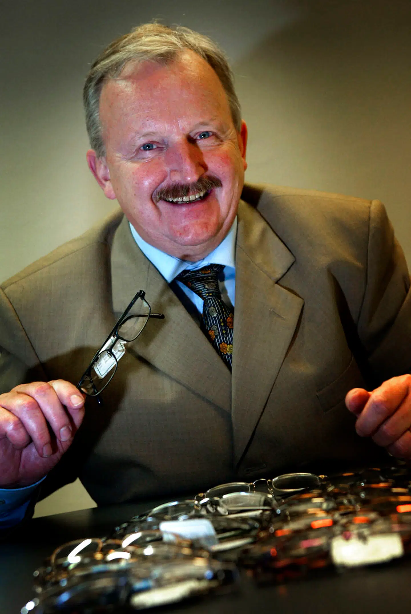 Optiker Louis Nielsen fotograferet i december 2003. Grundlæggeren af Danmarks største optikerkæde, Louis Nielsen, er mandag morgen den 20. januar afgået ved døden. Arkivfoto.