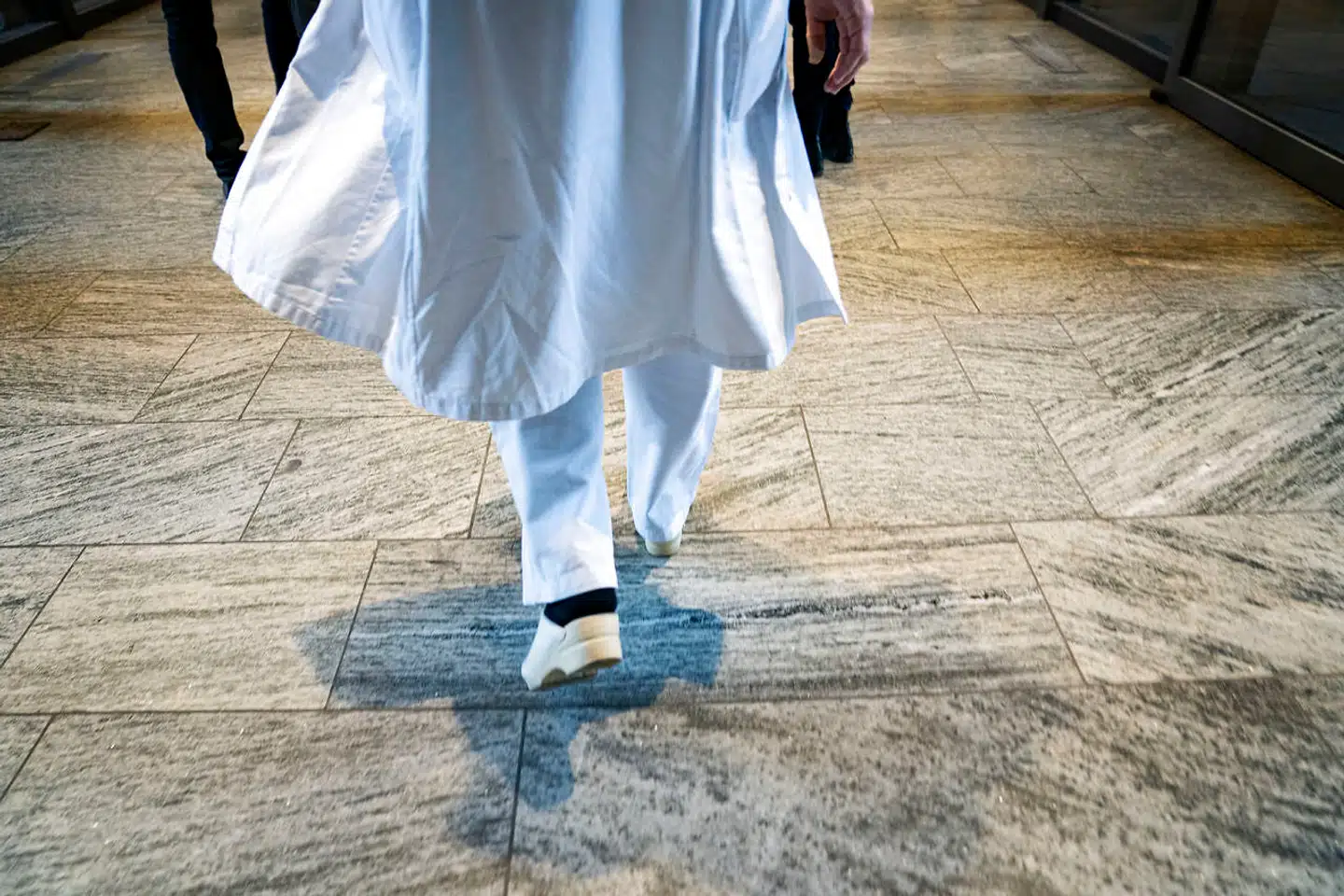 Danskernes chance for at overleve en kræftsygdom er højere end andre EU-borgeres. Men den dyre behandling kan få konsekvenser, ifølge ny svensk rapport.