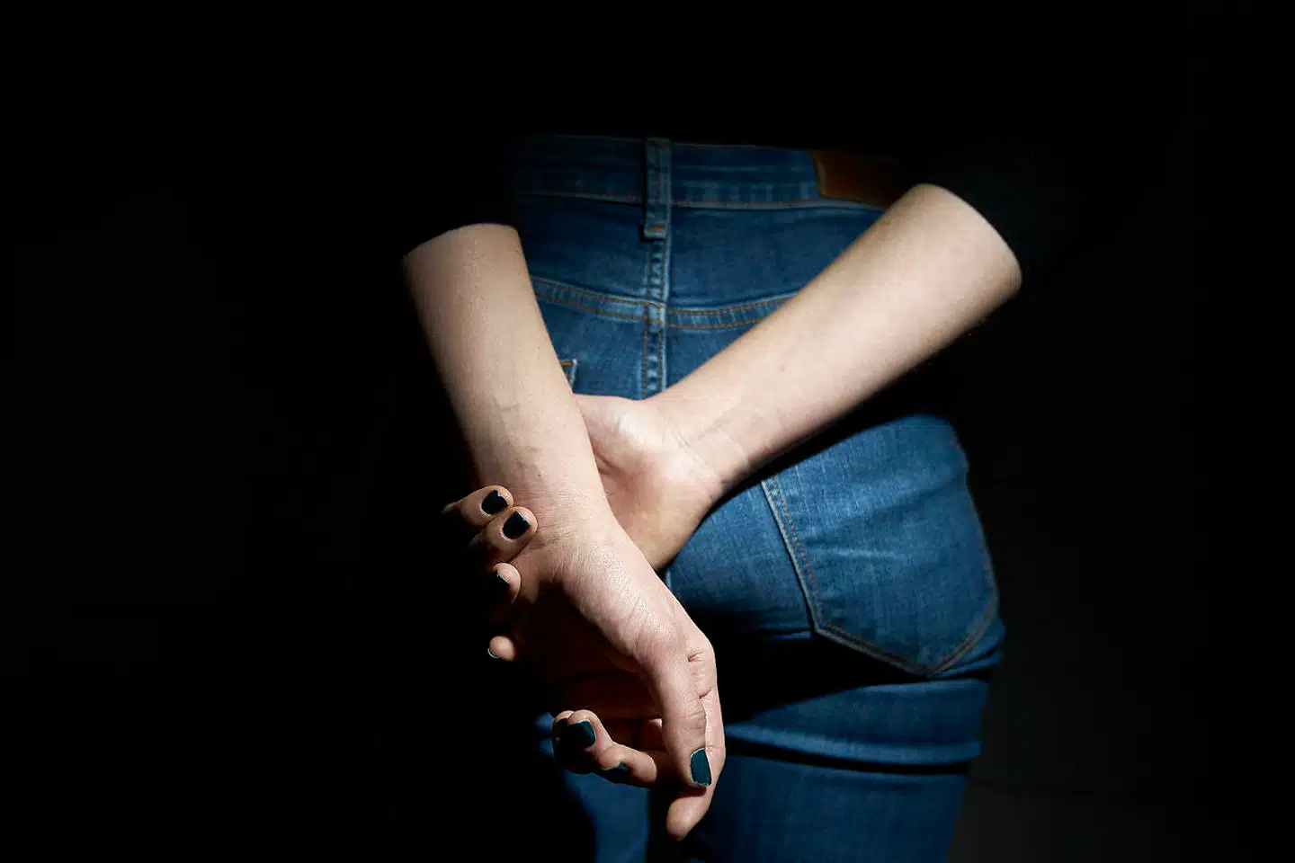 »Det var jo ikke unormalt at gå i byen og drikke sig fuld i gymnasiet. Det var heller ikke unormalt at drikke øl på en bar i hverdagene eller at drikke et par drinks til familiesammenkomster. Alkohol er jo alle steder,« siger Maria.