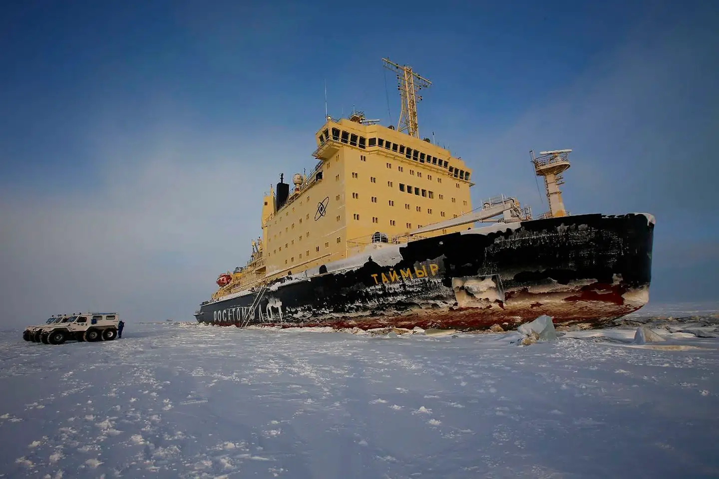 Rusland vil fordoble trafikken gennem de arktiske farvande. Her ses en russisk isbryder i Obbugten, hvor den i 2015 banede vej for en russisk olietransport.