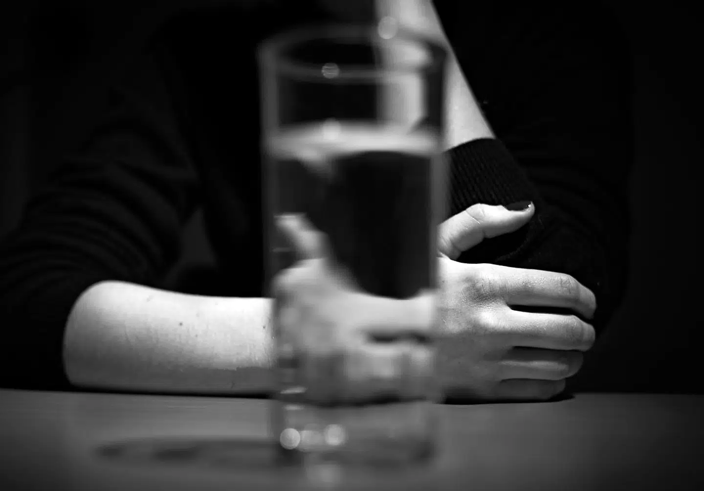 22-årige Maria er en af de unge danskere, der har et problematisk forbrug af alkohol. »Jeg fandt pludselig ud af, at jeg fik en pause fra at tænke, når jeg drak,« siger hun.