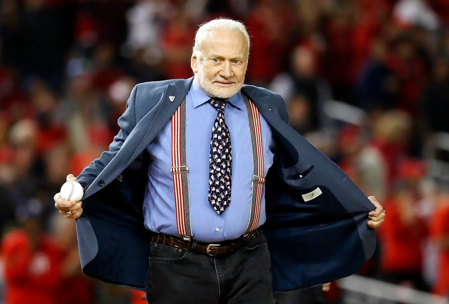 Buzz Aldrin har et udsvævende liv med alkoholisme og tre ægteskaber bag sig, men er stadig slagkraftig. Her gør han klar til at kaste bolden op til en amerikansk baseballkamp.