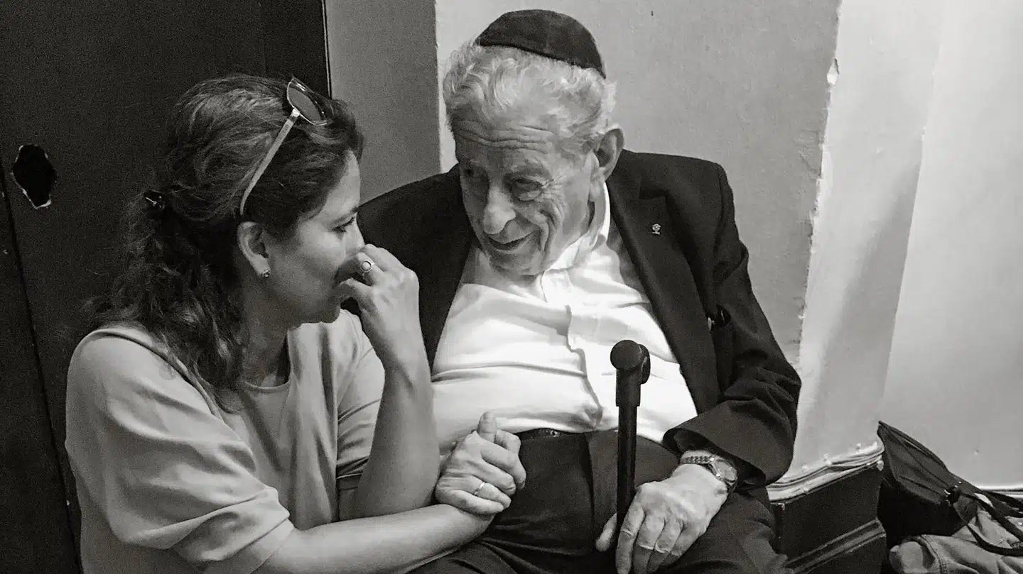 Journalisten Anders Jerichow har skrevet en ukritisk bog om fhv. overrabbiner Bent Melchior og tidligere folketingsmedlem for SF Özlem Cekics projekt, »dialogkaffe«. Foto fra bogen.