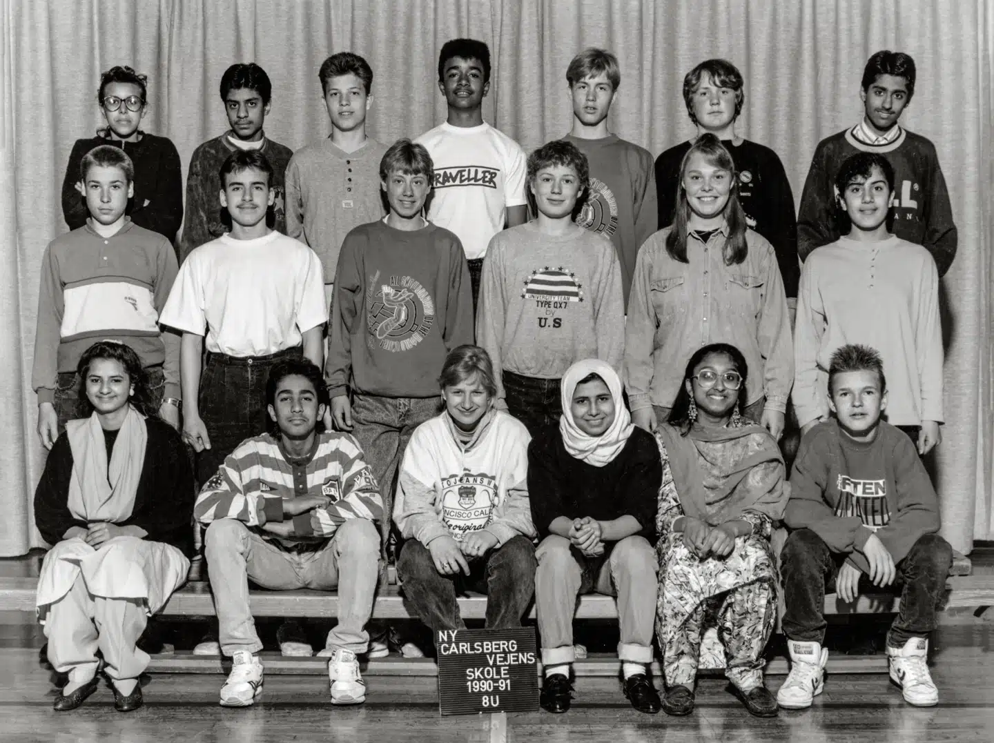 Udsnit af klassefoto af 8. U, Ny Carlsbergvejsen Skole. Det er Özlem Cekic på forreste række med tørklæde. Foto fra bogen »Brobyggerne«.