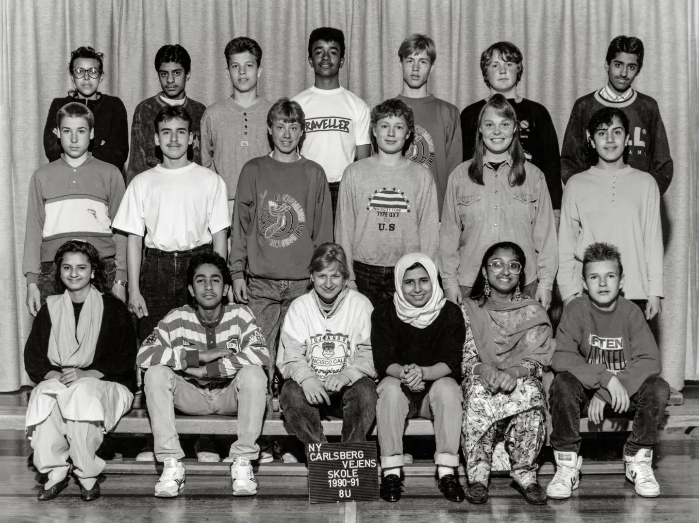 Udsnit af klassefoto af 8. U, Ny Carlsbergvejsen Skole. Det er Özlem Cekic på forreste række med tørklæde. Foto fra bogen »Brobyggerne«.