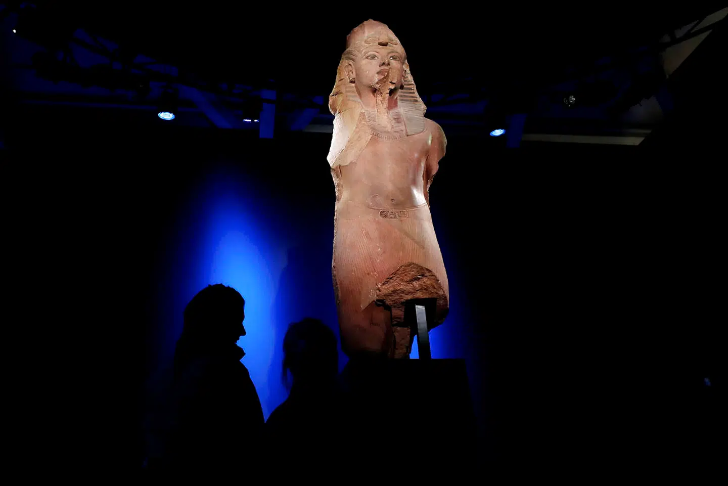 Ikke alle de fine ting på udstillingen i London er af ædle metaller. Se for eksempel den her meget udtryksfulde statue af mineralet kvartsit.