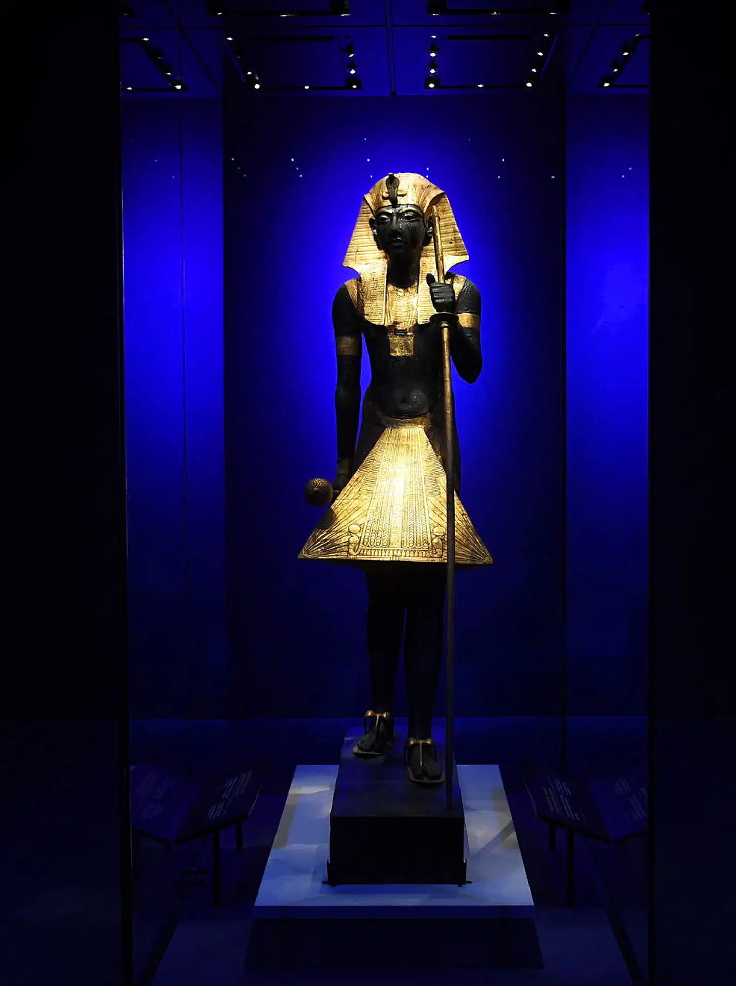Denne statue stod ved gravkammerets indgang og demonstrerer kunstnernes virtuositet i brugen af blandede materialer.