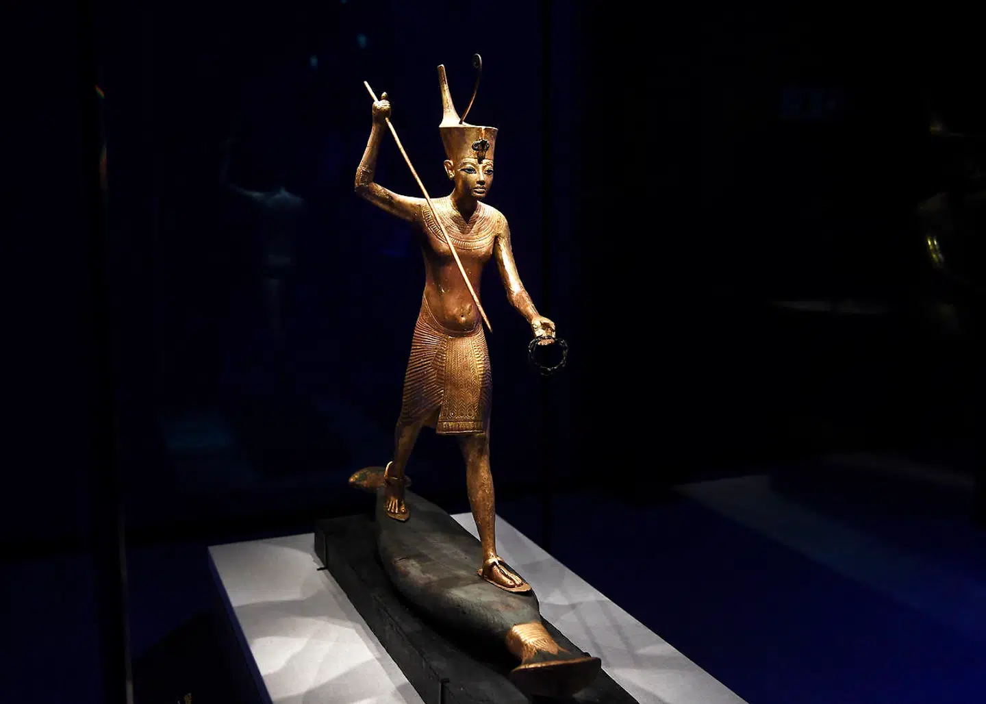Tutankhamon har været lettere handicappet og ikke nødvendigvis den store jæger – men en statue af faraoen med harpun kan ses på udstillingen.