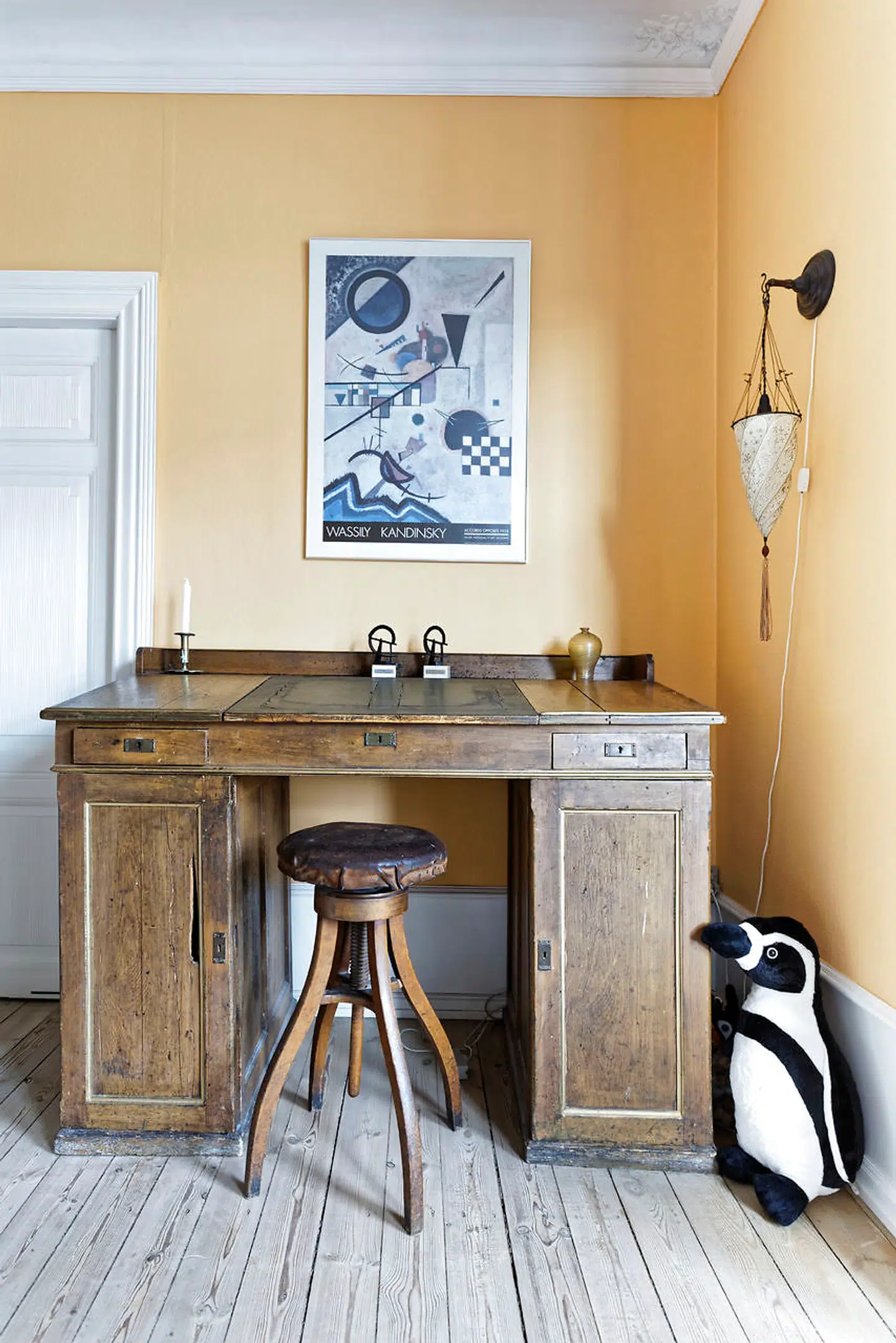 Den tunge skrivepult er fundet i en antikforretning i Ryesgade. På pulten står de to Robert-priser, Margrethe Rasmussen har modtaget.