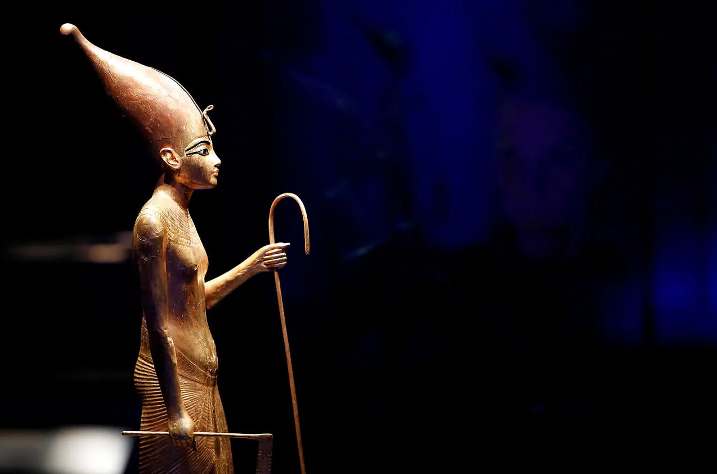 Tutankhamon som statue i træ. Bemærk fremhævelsen af visse former.