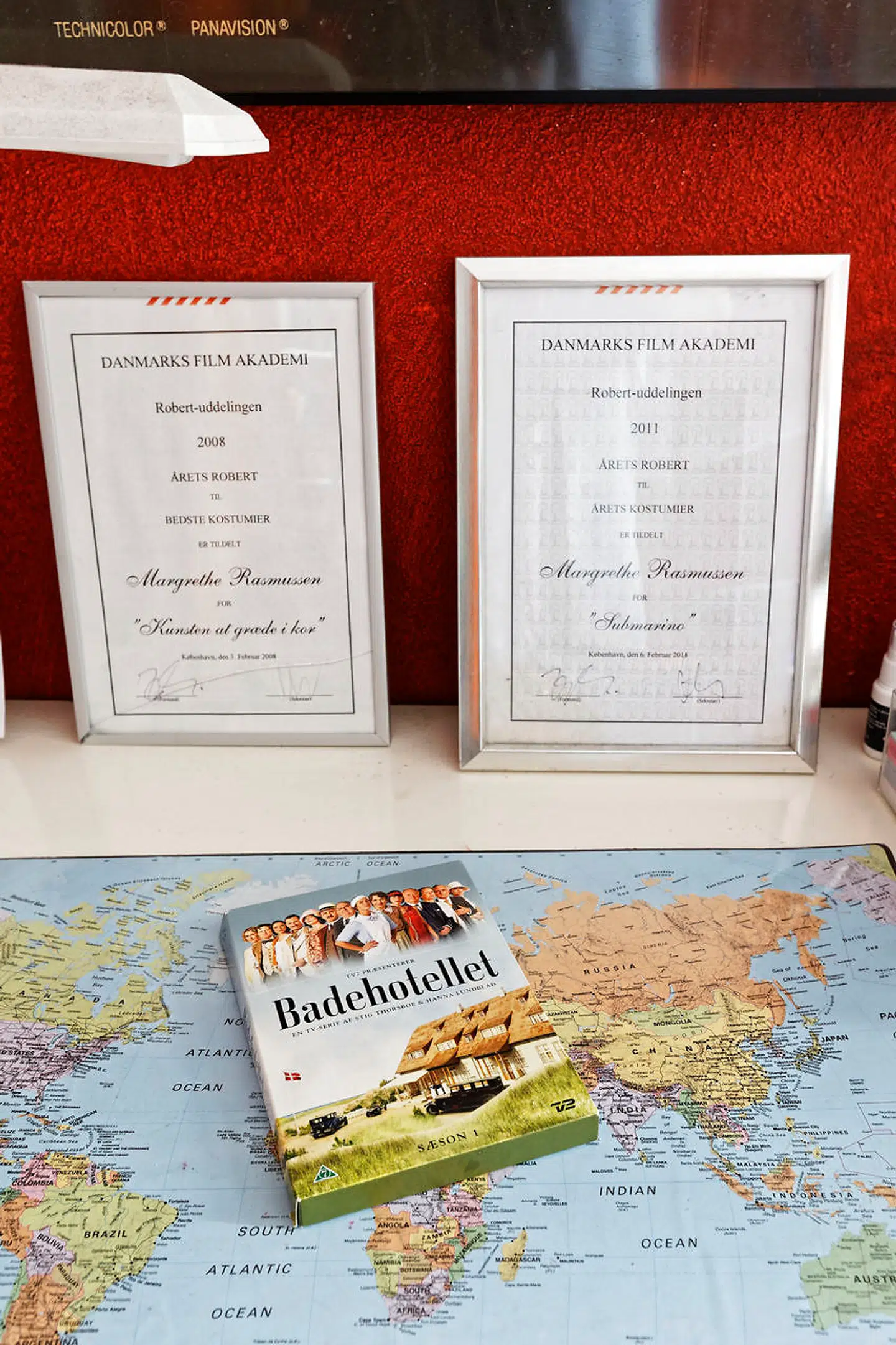 Kostumer til film- og TV-produktioner og skræddersyet tøj til private kunder bliver til i systuen slået sammen af to rum.