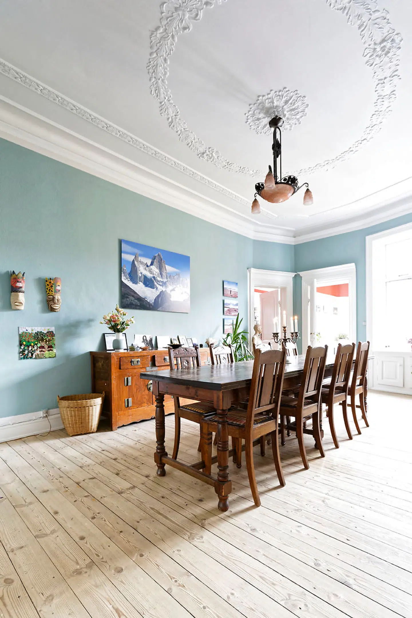 Spisestuen er malet i en grøn-blå nuance. Bordet er fra en udstilling i Brøndsalen og kom med nød og næppe ind. Stolene er fra den fædrene gård i Kværndrup på Fyn.