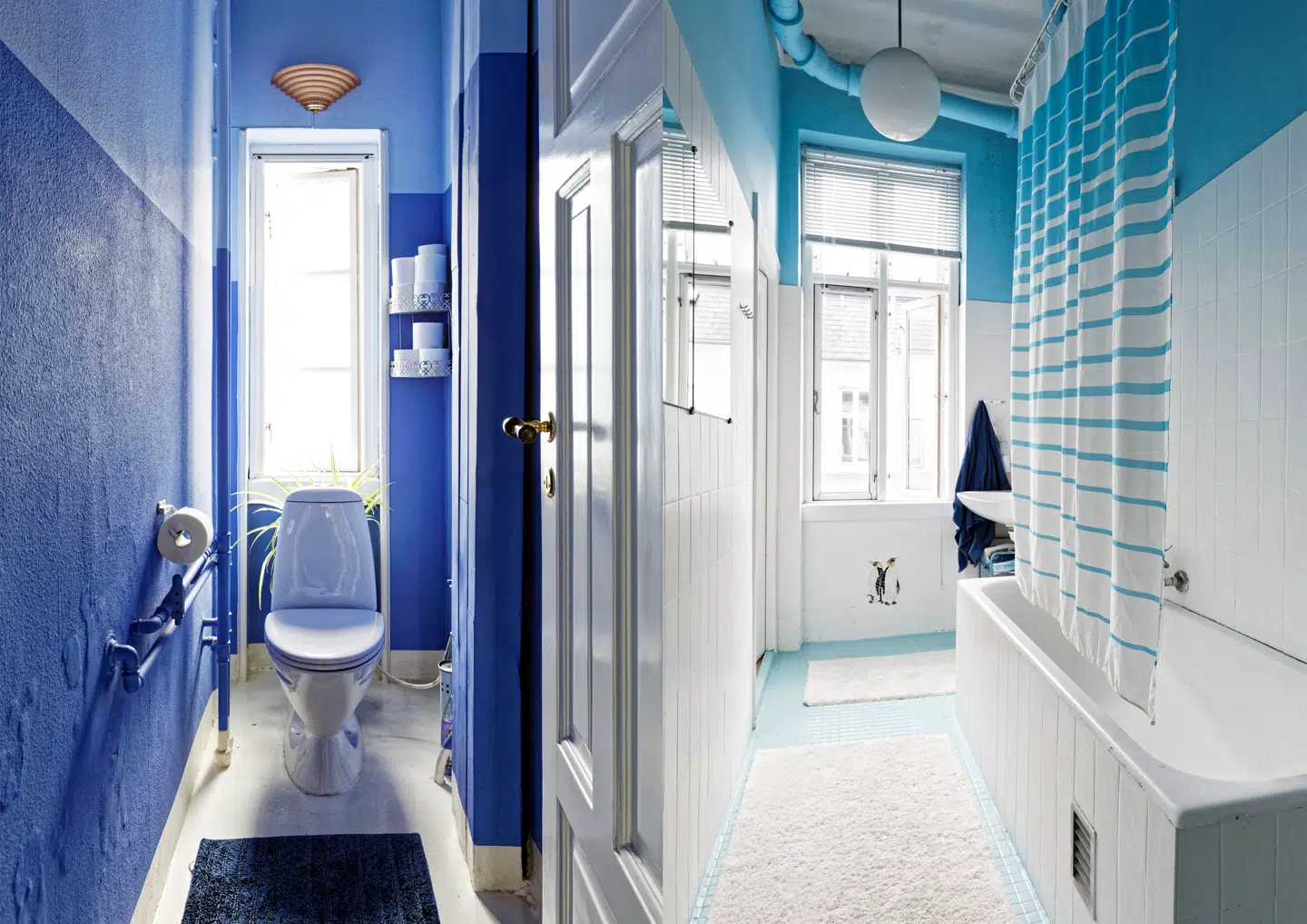 Toilet og bad findes i to separate rum i hver sin stærke blå farve.